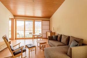 俱知安町NISEKO Inn of Youtei Raku Suisan的客厅配有沙发和桌子