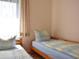 佩佩洛Quaint Apartment in Pepelow near Sea的一间卧室设有两张单人床和一个窗户。