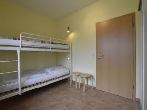 齐罗Relaxed Apartment in Puerto del Carmen with Swimming Pool的带两张双层床和一扇门的房间