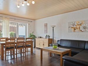 温特贝格Holiday home in Winterberg with sauna的客厅配有沙发和桌子