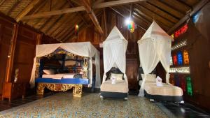 卡里蒙贾瓦Deepsky Villa的一间卧室配有两张带蚊帐的床
