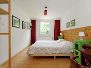Upscale holiday home in Bad Stuer with terrace and garden客房内的一张或多张床位