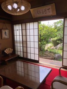 京都Sakura house的客房设有一个窗户,享有花园的景色
