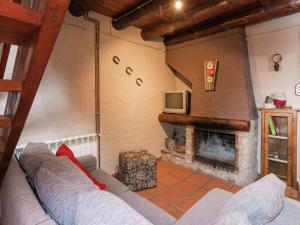 OdenBelvilla by OYO Casa Espunyes Plata的带沙发和壁炉的客厅