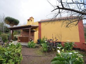 拉奥罗塔瓦奥洛塔法度假屋的一座黄色和红色的小房子,带有教堂