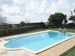 拉奥罗塔瓦奥洛塔法度假屋的一座带石墙的庭院内的游泳池