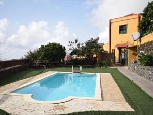 拉奥罗塔瓦奥洛塔法度假屋的一座房子的院子内的游泳池