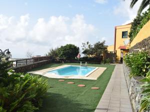 拉奥罗塔瓦奥洛塔法度假屋的一个带游泳池和草地的庭院