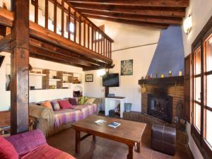 阿尔考辛Belvilla by OYO La Zamarra的带沙发和壁炉的客厅