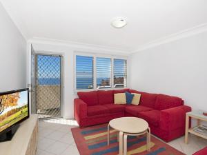安特兰斯维瑞纳大街度假屋的客厅配有红色沙发和电视