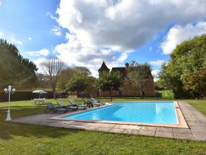 Saint-PompontVintage Holiday Home in Besse with Swimming Pool的一座房子的院子内的游泳池