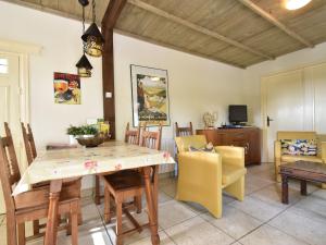 Saint-Honoré-les-BainsModern holiday home with lovely garden的一间带桌椅的用餐室