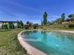 Civitella dʼAglianoBelvilla by OYO Casaletto Graffi的一座带房子的庭院内的大型游泳池