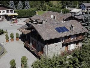 安泰伊-萨伊恩特-安德尔埃Belvilla by OYO Chalet Antey Grande Diciotto的屋顶上太阳能电池板的房子的空中景色
