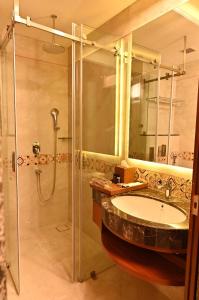 Pristine Hotel, Varanasi的一间浴室