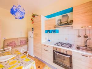 巴塞罗纳-波佐戈托Belvilla by OYO Appartamento spinesante的一间带水槽和炉灶的小厨房