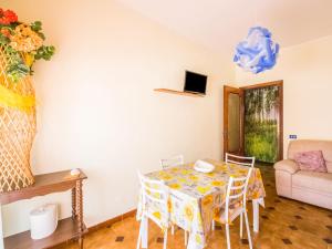 巴塞罗纳-波佐戈托Belvilla by OYO Appartamento spinesante的一间带桌子和沙发的用餐室