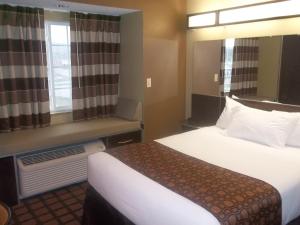 Sayre宾夕法尼亚塞尔麦克罗特酒店&套房的酒店客房设有床和窗户。