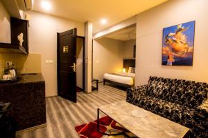 帕纳吉Encore Suites Goa的客厅配有沙发和1张床