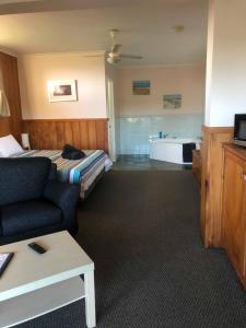彭特派因Seaview Norfolk Island的酒店客房配有一张床和浴缸。