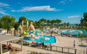 卡瓦利诺Mediterraneo Camping Village的一群人,在水上公园