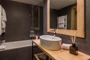 雪绒花玛诺特酒店的一间浴室
