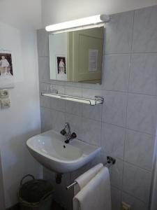 哈尔施塔特Gasthof Simony Hallstatt B&B的白色的浴室设有水槽和镜子