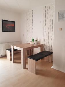弗尔克林根Ferienwohnung Niklas的木桌和长凳