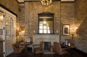 泰特伯里福克斯司农提酒店的客厅设有壁炉和窗户。