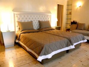 罗马Residenza Al Corso Suites的一间卧室,卧室内配有一张大床