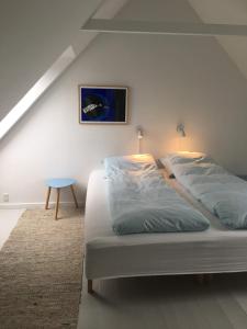 尼克宾摩斯阿格达尔住宿加早餐旅馆的一间卧室配有一张带两个枕头和一张桌子的床。