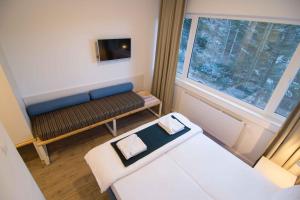 别拉什尼察Staza Resort的带沙发和窗户的小客厅