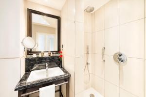 伦敦The Bailey's Hotel London Kensington的白色的浴室设有水槽和淋浴。