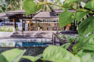 塞隆贝拉纳克Villa Kanan, Secluded Jungle Paradise的一个带游泳池和房子的度假胜地