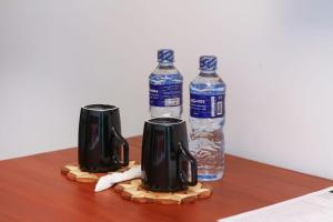 皮利亚恩达拉The Domain的一张桌子和两瓶水