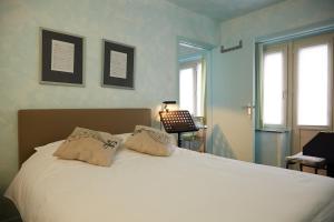 科特赖克Focus Hotel的卧室配有一张带两个枕头的大白色床
