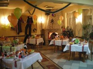 兹拉托格勒埃迪酒店的一间带桌子和气球的用餐室以及一个壁炉