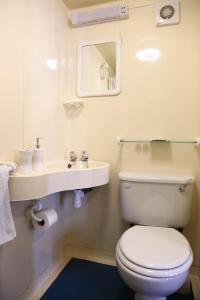 莱斯特Campbells Guest House的浴室配有白色卫生间和盥洗盆。
