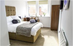 曼彻斯特Parkview Residence的一间卧室设有一张大床和一个窗户。