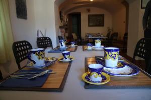 卡瓦德蒂雷尼白塔住宿加早餐酒店的一张桌子上放着蓝白杯子和酱油
