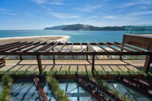 特罗亚Aqualuz Troia Rio by The Editory的从度假村的阳台上可欣赏到海滩景色