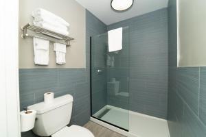 洛杉矶好莱坞棕榈旅馆&套房酒店的一间带卫生间和玻璃淋浴间的浴室