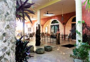 伊萨马尔Hacienda Hotel Santo Domingo的大楼内带桌椅的大堂