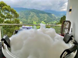 萨兰托米拉多科科拉酒店的满是云的浴缸