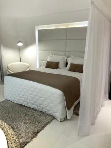 巴拉奈里奥-坎布里乌丽格酒店的一间卧室配有一张带天蓬的大型白色床
