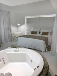 巴拉奈里奥-坎布里乌丽格酒店的卧室配有白色浴缸,卧室配有床