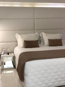 巴拉奈里奥-坎布里乌丽格酒店的卧室配有一张白色大床和床头板