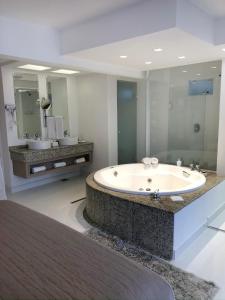 巴拉奈里奥-坎布里乌丽格酒店的大型浴室设有大浴缸和两个水槽