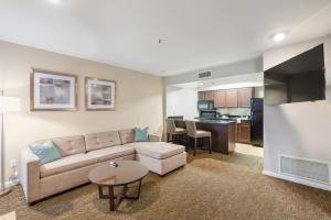 布雷亚Chase Suites Brea-Fullerton - North Orange County的带沙发的客厅和厨房