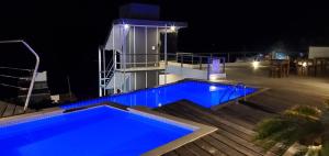 莫罗圣保罗伊利亚达萨达德旅馆的夜间在房子前面的游泳池